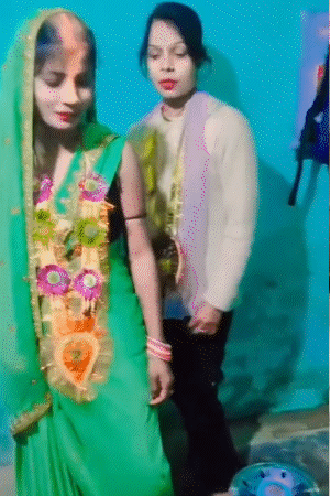 गैस चूल्हे से सात फेरे लेते पूजा और काजल।