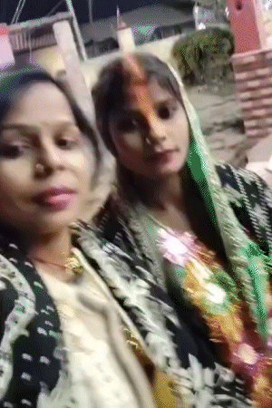 शादी के बाद सेल्फी लेतीं दोनों लड़कियां।