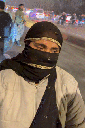 तस्वीर पीड़िता की है। कोर्ट का फैसला आने के बाद पीड़िता ने इंडिया गेट पर प्रदर्शन किया था।