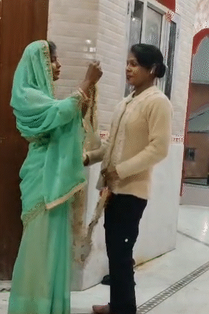 मंदिर में एक दूसरे को माला पहनाते पूजा और काजल।