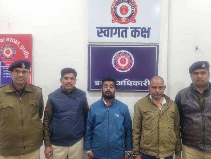 मारपीट की घटना के बाद पुलिस ने दुकानदार और एजेंट पर की कार्रवाई।