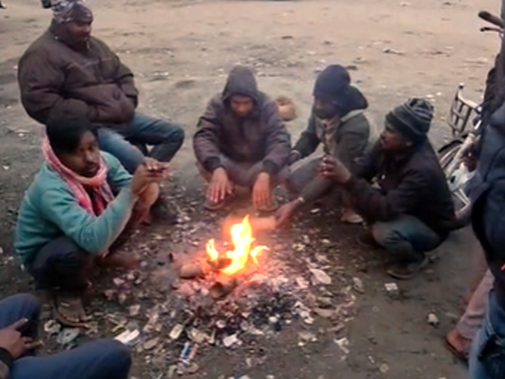 पाकुड़ में अलाव तापते लोग।