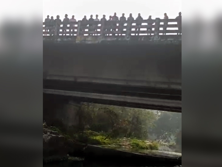 पुलिया के नीचे से पुलिस ने शव को बाहर निकलवाया।