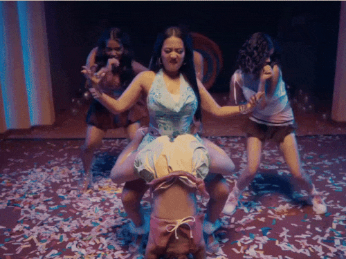 लॉलीपॉप गीत में नेहा कक्कड़ के इस डांस स्टैप को लेकर सबसे ज्यादा आपत्ति जताई जा रही।