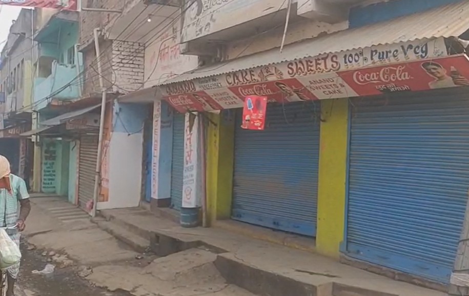 जामताड़ा में ज्वेलरी दुकान में लूट और फायरिंग का विरोध:  व्यापारियों का आक्रोश, शहर का पूरा बाजार बंद; 24 घंटे में गिरफ्तारी का अल्टीमेटम – Jamtara News