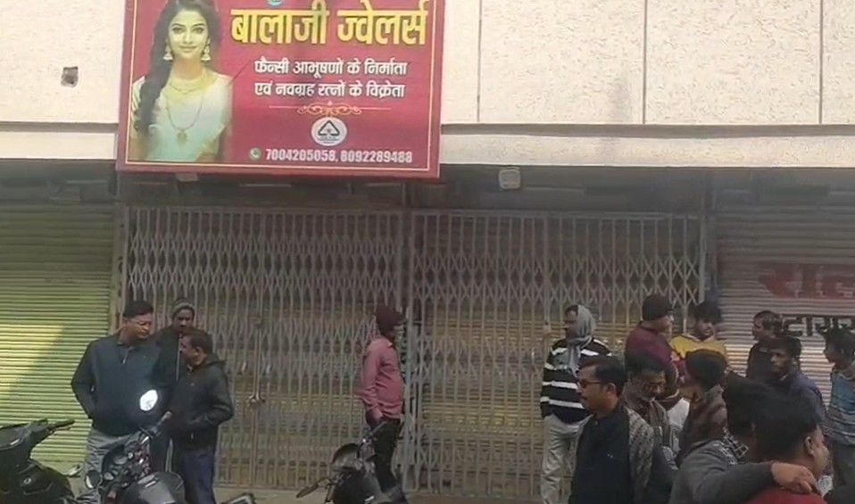 घटनास्थल पर सुबह भी लोगों की भीड़ जुटी रही।