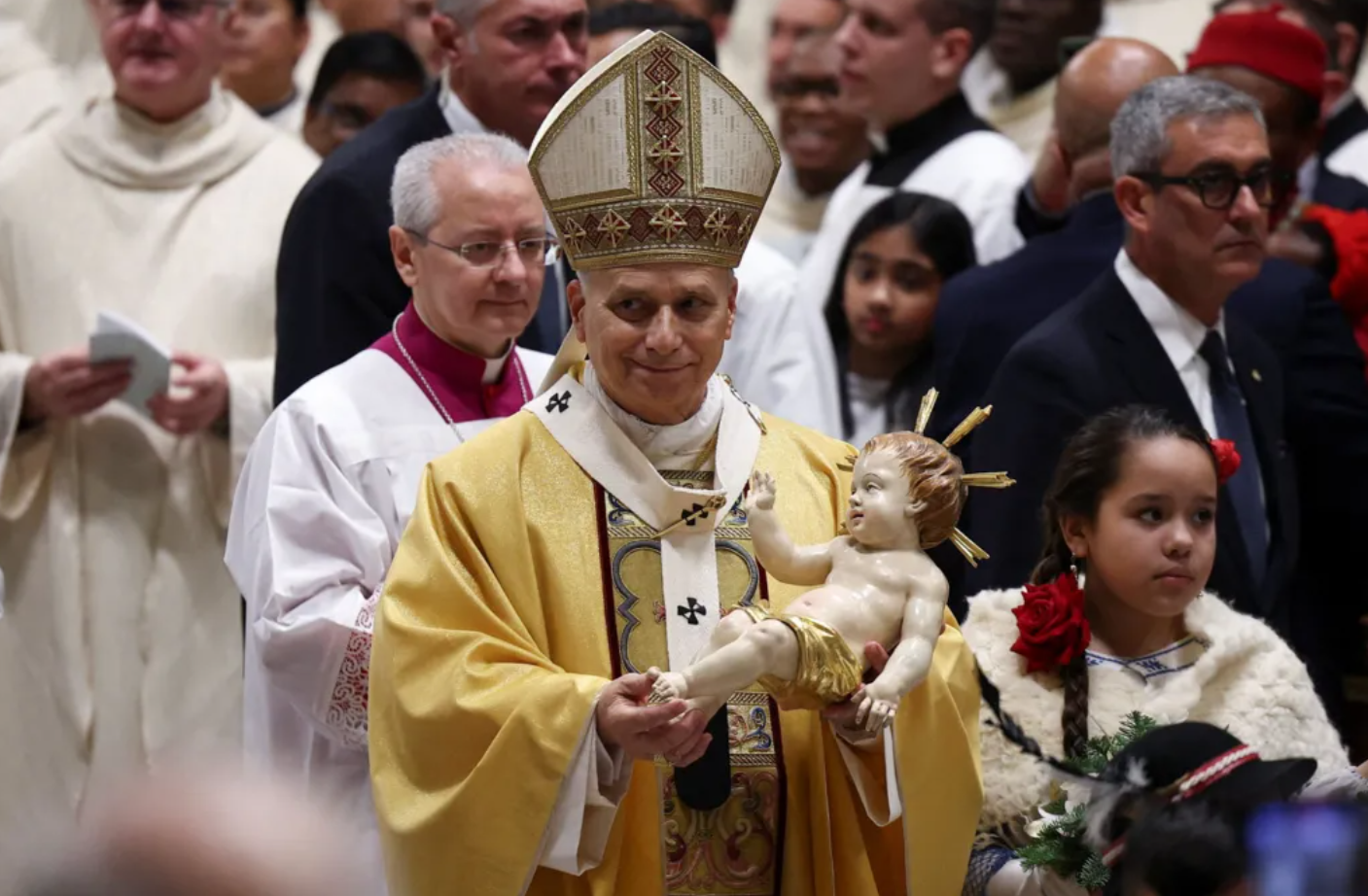 ईसाईयों के सर्वोच्च धर्मगुरु पोप लियो ने 24 दिसंबर की शाम सेंट पीटर बेसिलका चर्च से क्रिसमस के जश्न की शुरुआत की। इस दौरान वे हाथ में 'बेबी जीसस' की मूर्ति पकड़े हुए थे। वे मई में चुने जाने के बाद पहली बार क्रिसमस की अध्यक्षता कर रहे हैं।