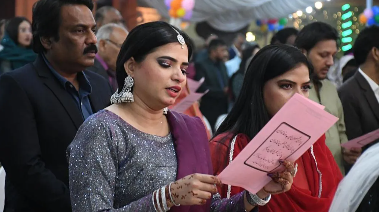 पाकिस्तान के कराची में सेंट्रल ब्रूक्स मेमोरियल चर्च में ईसाई समुदाय के लोग मिडनाइट मास (आधी रात की प्रार्थना) में शामिल हुए।