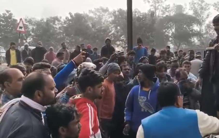 घटनास्थल पर जुटी लोगों की भीड़।