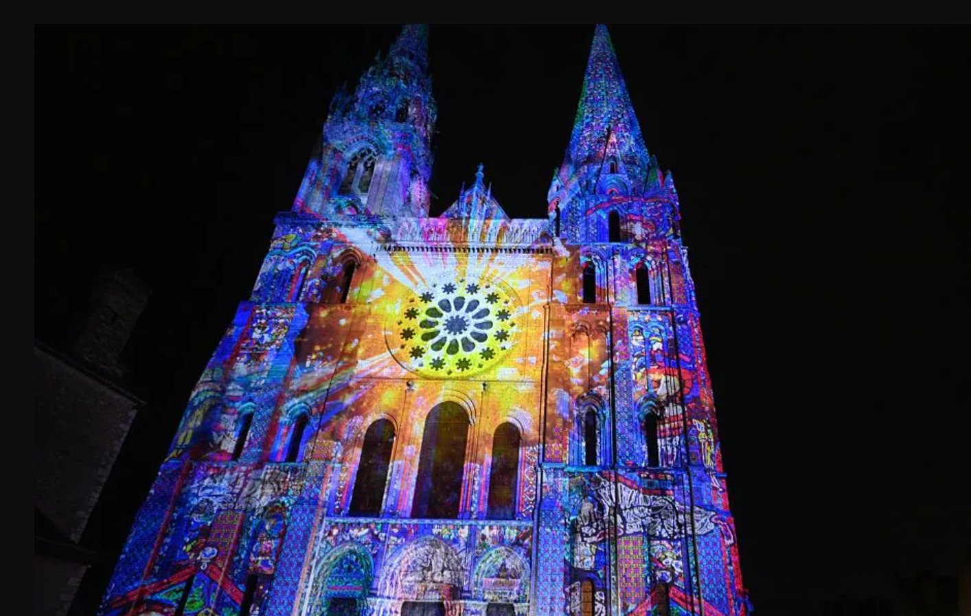 फ्रांस की राजधानी पेरिस में मौजूद नोट्रे डेम कैथेड्रल को क्रिसमस के पहले सजाया गया है।