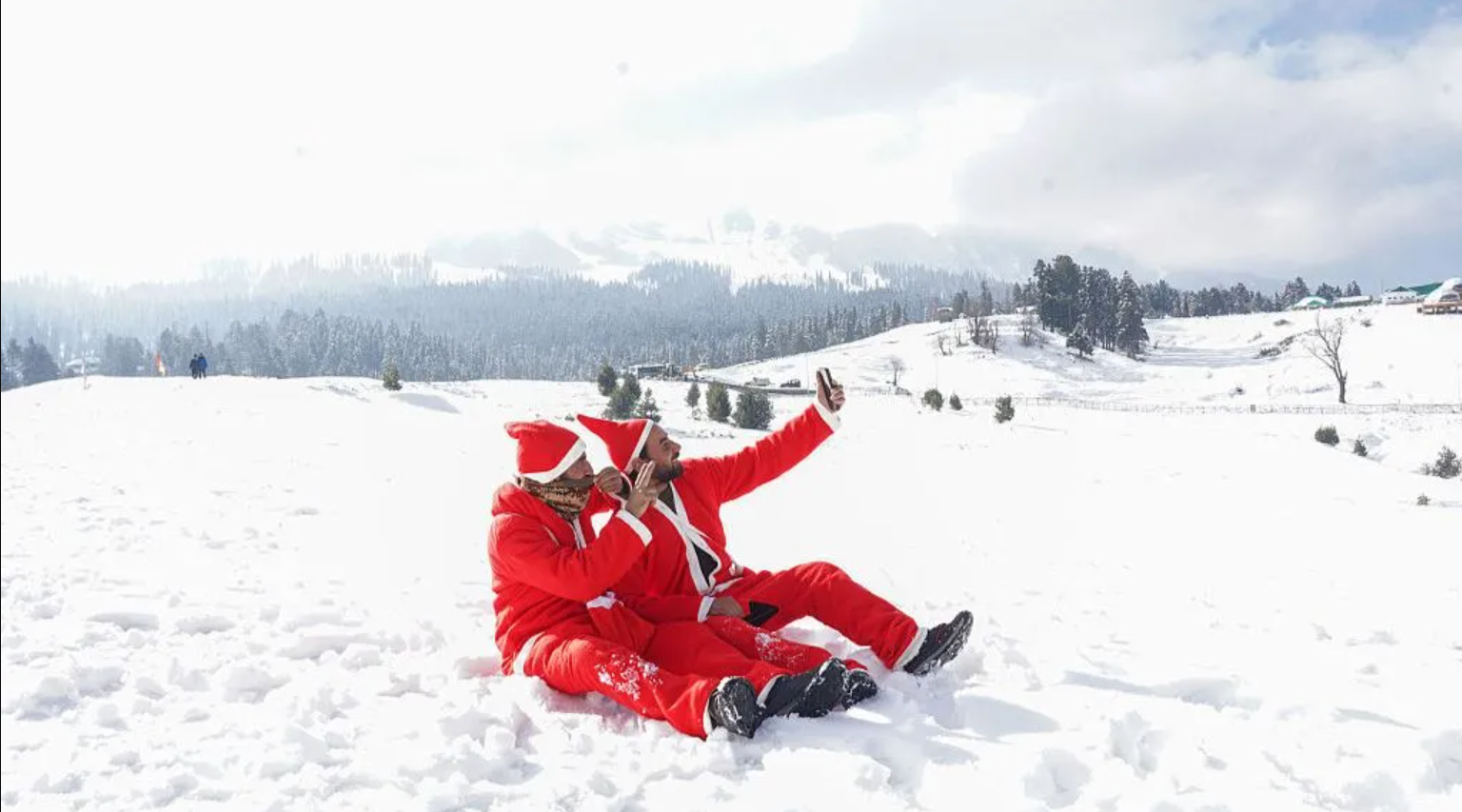 कश्मीर के गुलमर्ग में अनुयायियों ने 'सैंटा क्लॉज' की पोशाक पहनकर जश्न मनाया।