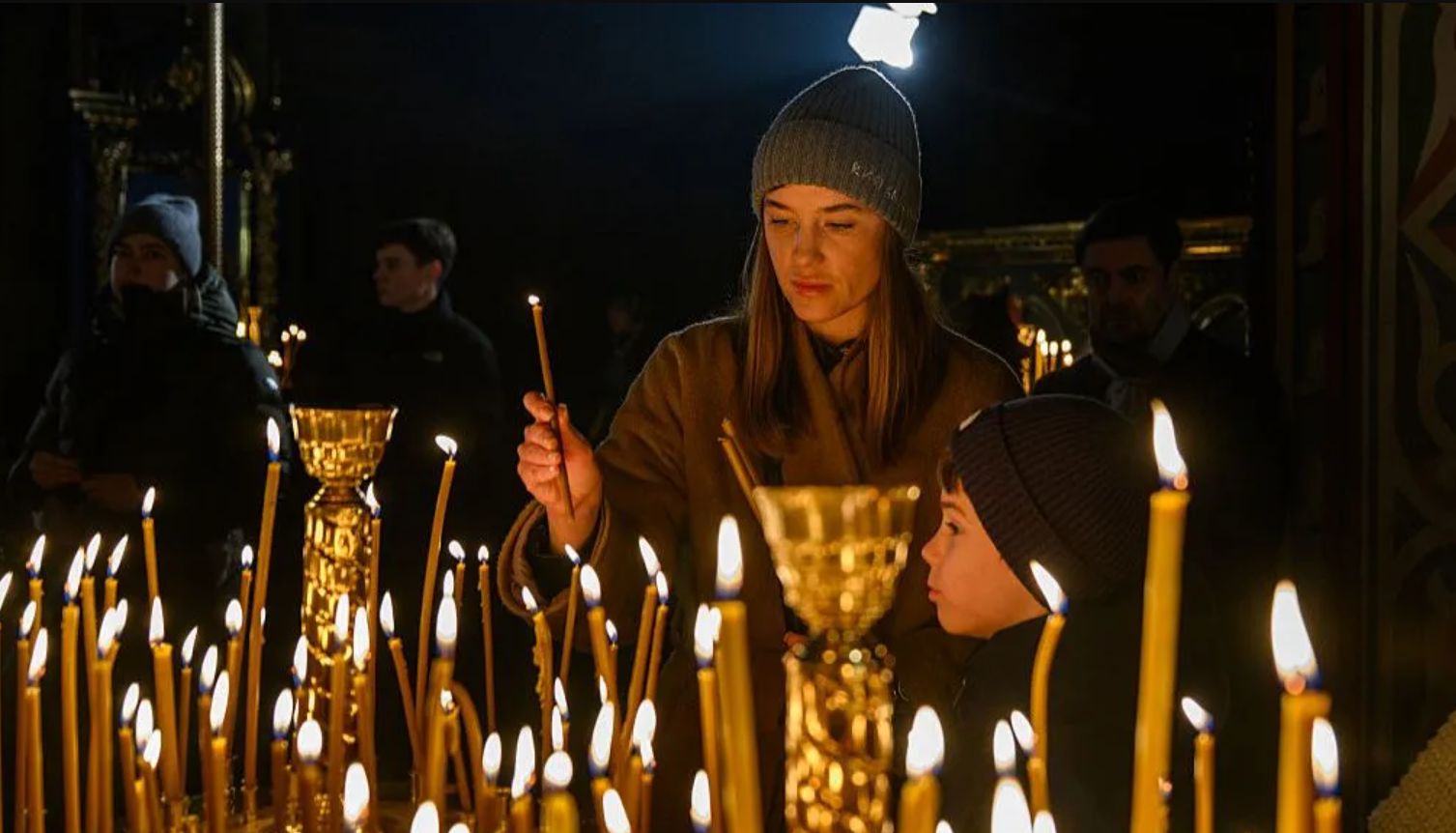 24 दिसंबर 'क्रिसमस ईव' पर यूक्रेन की राजधानी कीव में लोगों ने मोमबत्तियां जलाईं।