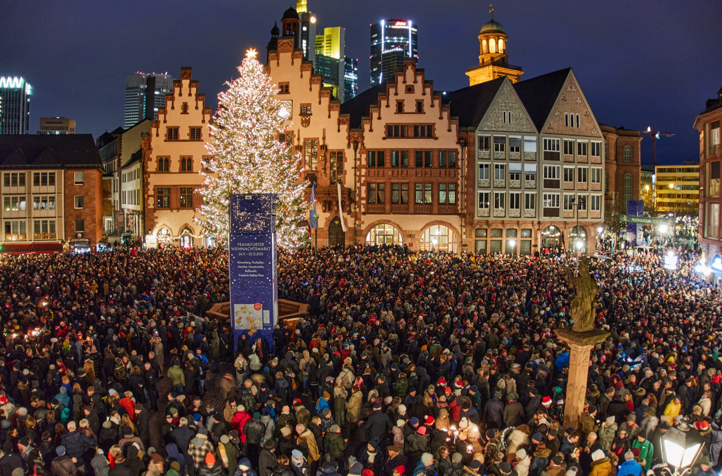 जर्मनी के फ्रैंकफर्ट स्थित रोमरबर्ग स्क्वायर पर लोग क्रिसमस ईव के मौके पर शहर की घंटियों की आवाज (बेल रिंगिंग) सुनने जमा हुए।