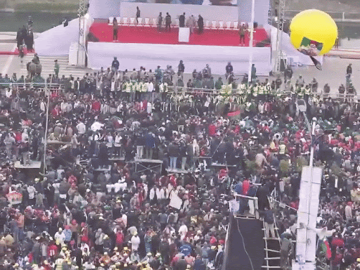 तारिक रहमान को देखने के लिए 300 फीट रोड पर लाखों की भीड़ जुटी।