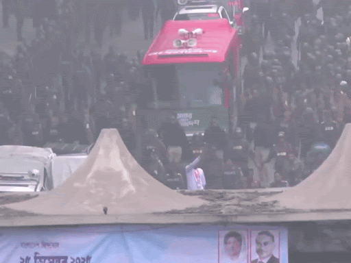 तारिक की सुरक्षा के लिए कड़े इंतजाम किए गए हैं। हजारों पुलिस वाले और सेना के जवान उनकी सुरक्षा में तैनात हैं।