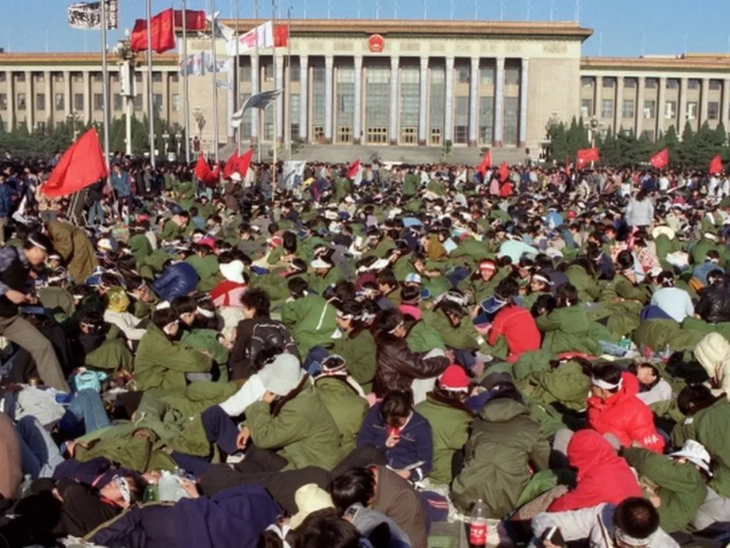 તસવીર 14 મે 1989ના રોજ થિયાનમેન સ્ક્વેર પર ભૂખ હડતાળ કરનારા વિદ્યાર્થીઓની છે.