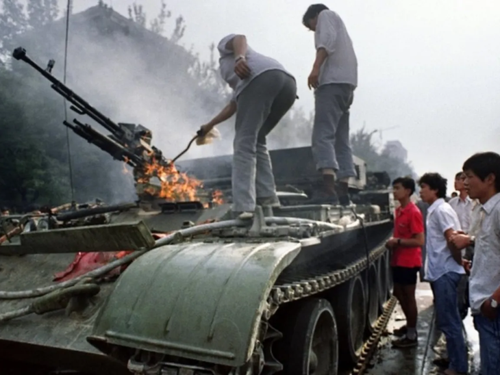 4 જૂન 1989ના રોજ થિઆનમેન સ્ક્વેર નજીક એક સળગતી ટેન્ક.