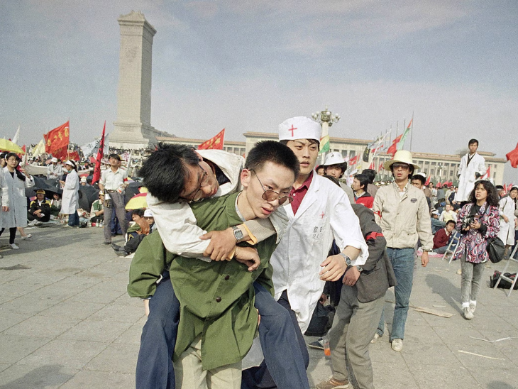 તસવીર 16 મે 1989ના રોજ ભૂખ હડતાળના ત્રીજા દિવસે બેભાન થયેલા એક વિદ્યાર્થીની છે. મેડિકલ ટીમ તેની સારવાર કરી રહી છે.