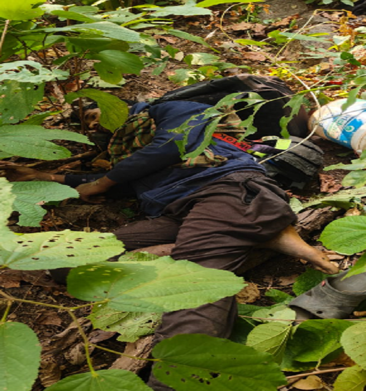 નક્સલવાદીના મૃતદેહ સાથે સામાન પણ મળી આવ્યો છે.