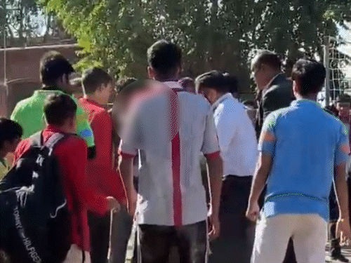 घटना का वीडियो भी सामने आया है। जिसमें टीचर्स बच्चे को पीटते हुए दिखाई दे रहे हैं।