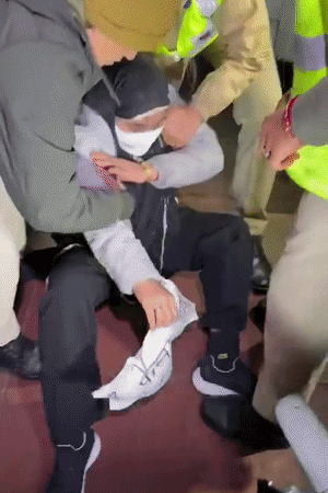 तस्वीर मंगलवार आधी रात की है। दिल्ली में पुलिसकर्मियों ने पीड़िता को जबरन धरनास्थल से हटा दिया था।