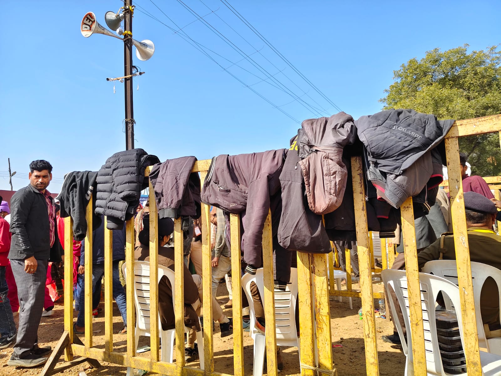 शहा यांना ऐकायला आलेले जे लोक काळे जॅकेट किंवा स्वेटर घातले होते, त्यांना कार्यक्रमस्थळाबाहेरच ते काढायला लावले होते. सूत्रांनुसार, सुरक्षा कारणांमुळे असे करण्यात आले.