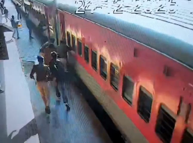 रतलाम में चलती ट्रेन और प्लेटफॉर्म के बीच फंसी महिला:  RPF जवानों ने दौड़कर खींचा, मौत के मुंह से बचाई जान; CCTV आया सामने – Ratlam News