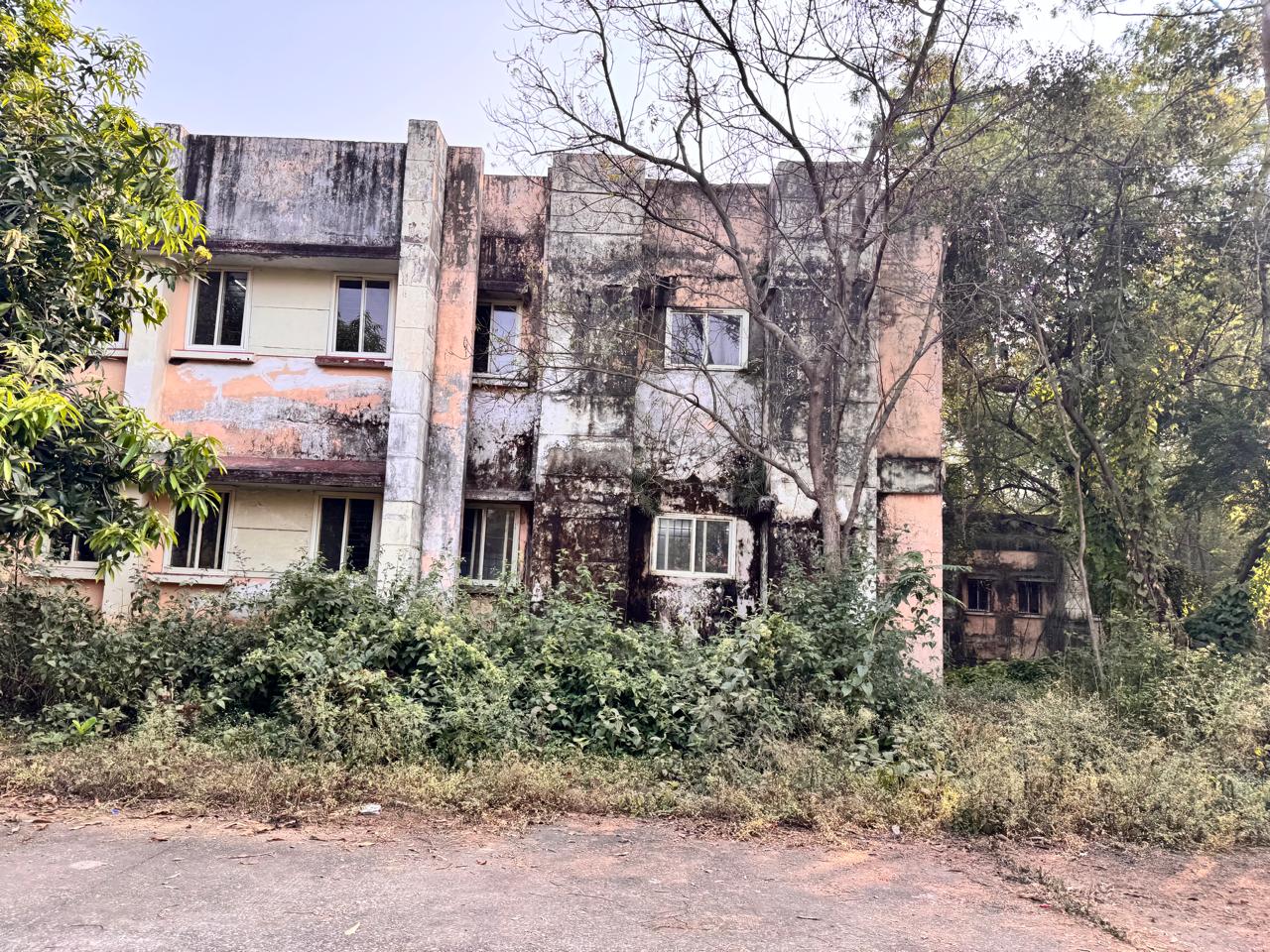 हास्टल के सराउंडिंग में जंगली पौधे उग आए है। बिल्डिंग खंडहर हो चुकी है।