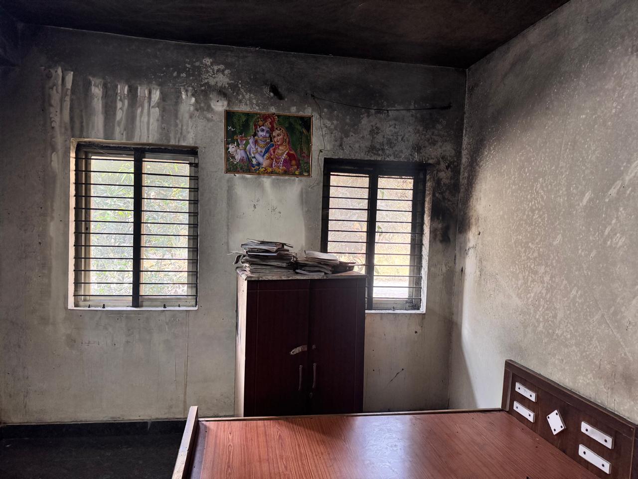 कमरे के भीतर की स्थिति, कुछ समय पहले यहां आग लग गई थी।