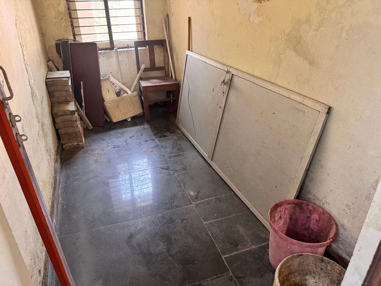 कुछ को स्टोर रूम बना दिया गया है।