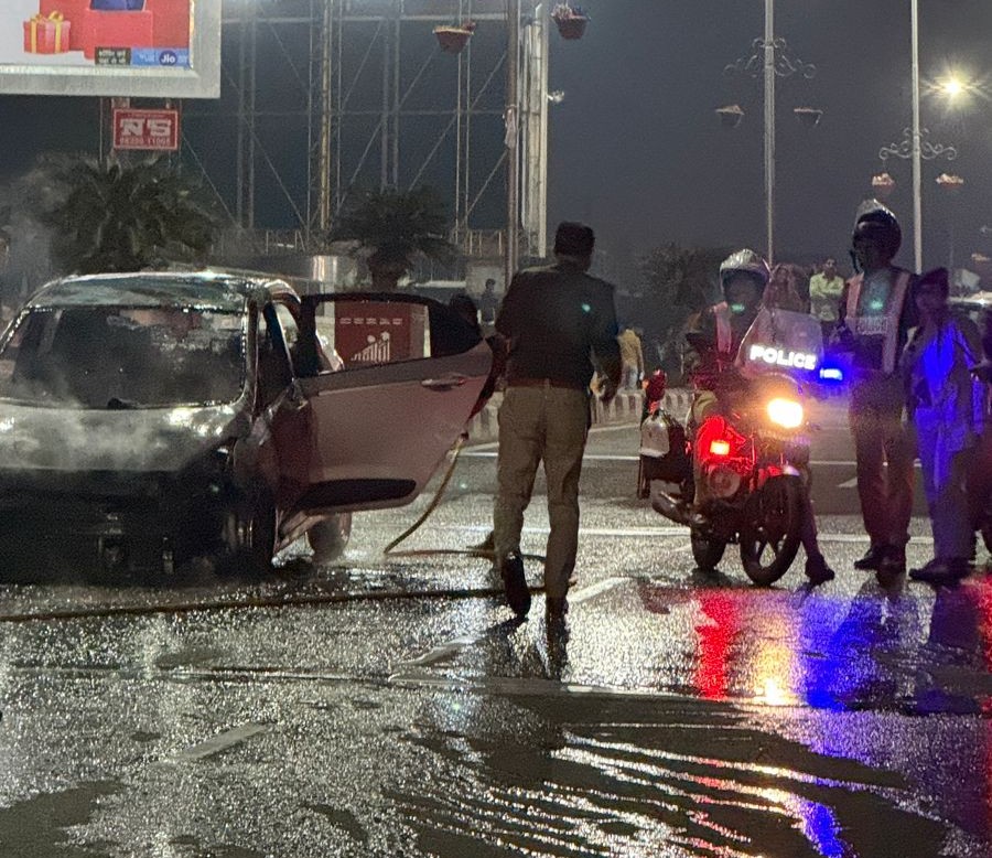 सूचना मिलते ही स्थानीय पुलिस और दमकल विभाग की टीमें मौके पर पहुंचीं। दमकलकर्मियों ने कड़ी मशक्कत के बाद आग पर काबू पाया।