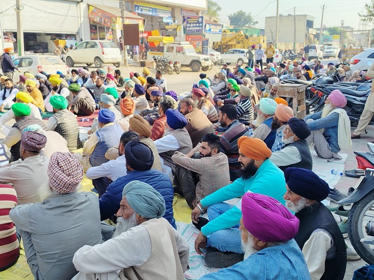 परिवार की मौत को लेकर मलेरकोटला में प्रदर्शन करते परिजन।