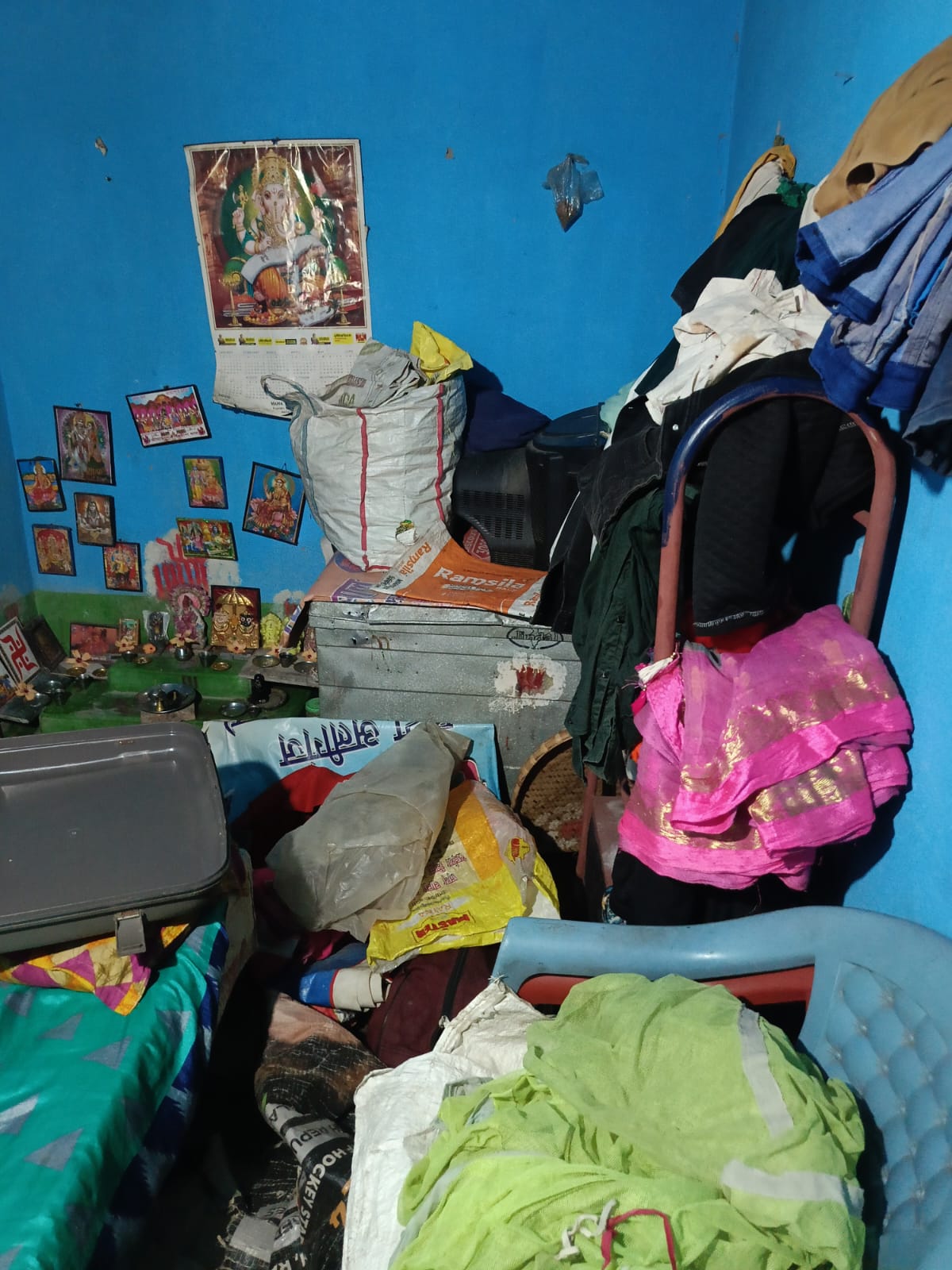 चोरों ने घर का पूरा सामान बिखेर दिया था।