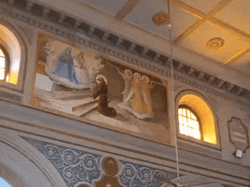 दीवार पर उकेरी गई ये तस्वीरें आजादी से पहले बनाई गईं लेकिन आज भी ये नई जैसी लगती हैं।