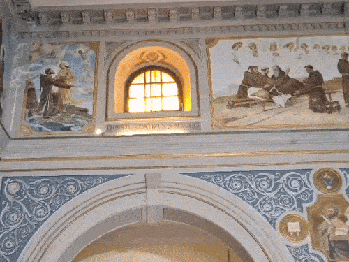 चर्च की हर दीवार पर उकेरी गईं ये तस्वीरें देख यहां पहुंचने वाला हर व्यक्ति मंत्रमुग्ध हो जाता है।