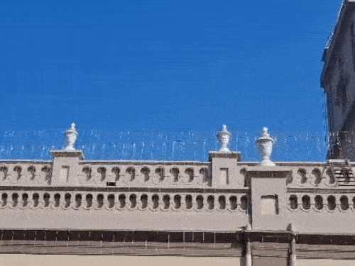 क्रिसमस के लिए चर्च को पूरी तरह से लाइटों से सजा दिया गया है।