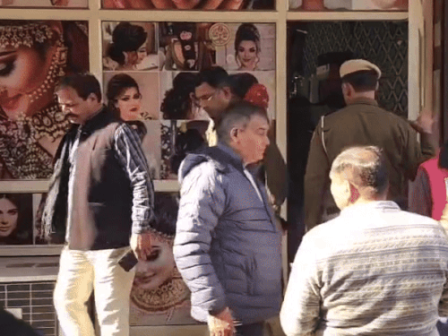 वारदात के बाद मौके पर पहुंचे डीएसपी व अन्य पुलिस टीम। - Dainik Bhaskar