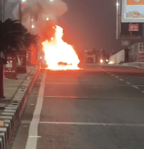 जीटी पुलिया पर गुरुवार रात एक कार में भीषण आग लग गई। कार में तीन लोग सवार थे।