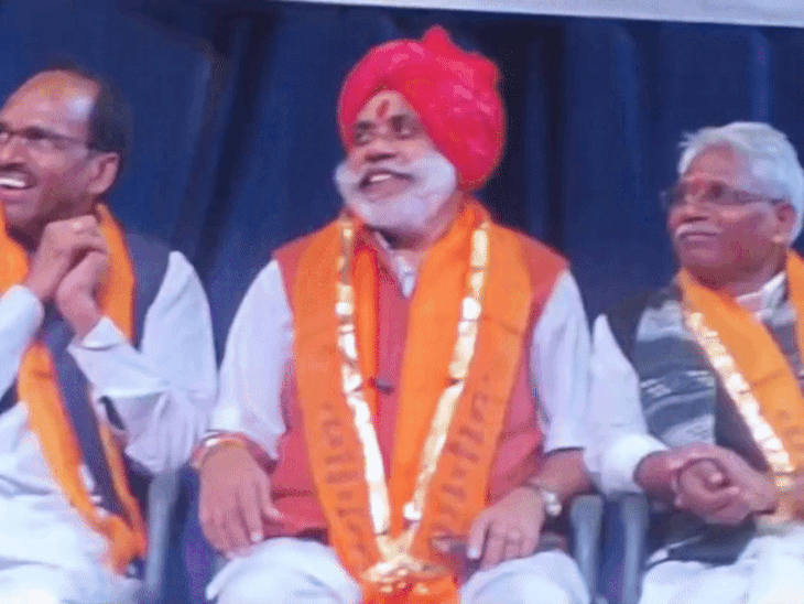 राज्यपाल कटारिया की बात सुनकर मंच पर बैठे जनजाति मंत्री बाबूलाल खराड़ी भी हंसते रहे।