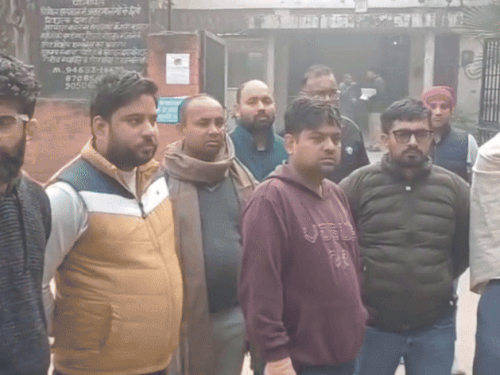 सिविल अस्पताल में शवगृह के बाहर खड़े परिजन।