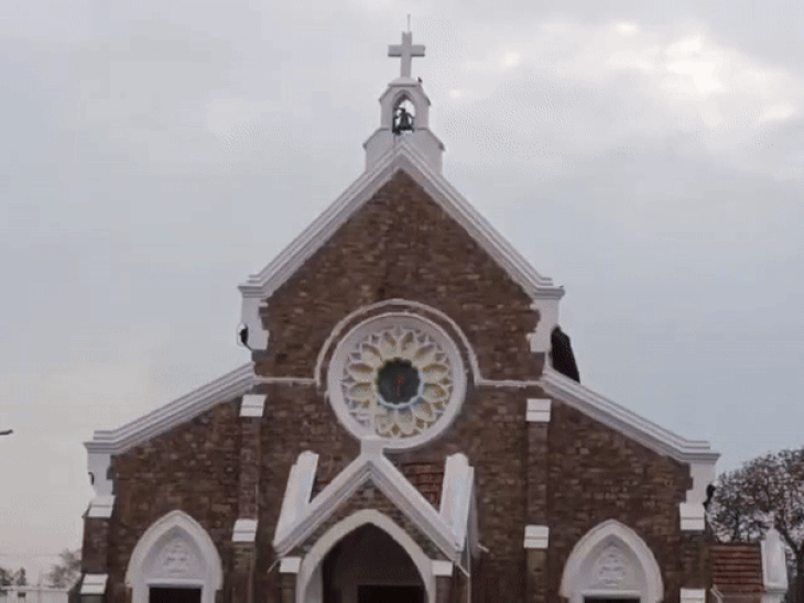 ब्रिटिश काल में बना नौगांव चर्च।