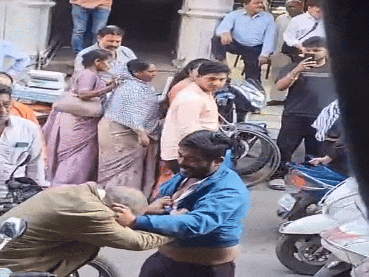 सिर पर चांटे बरसाते हुए युवक। आसपास लोग देखते और वीडियो बनाते रहे।