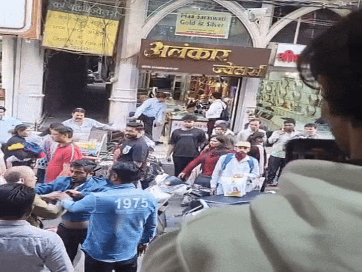 दुकानदार और एजेंट रोड पर एक-दूसरे की कॉलर पकड़कर लड़ते रहे।