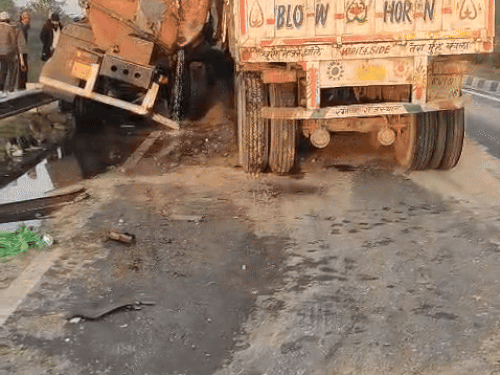 टैंकर केमिकल से भरा था, टक्कर के बाद टैंकर से केमिकल हाईवे पर बह गया।