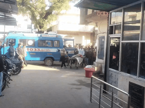 हादसे में घायल हेल्पर को एम्बुलेंस की मदद से जयपुर लाया गया।