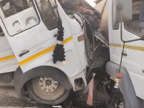 हादसे में दोनों वाहनों के बीच फंसा ड्राइवर