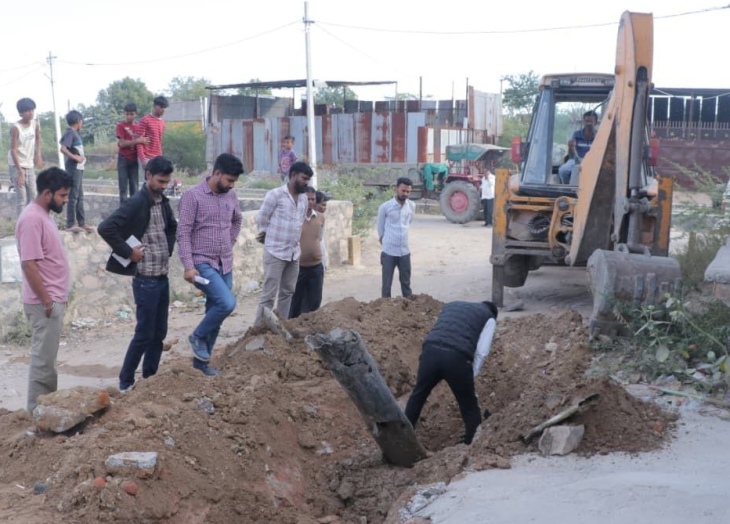 पाली शहर के विकास नगर में बिछाई गई अवैध पाइप लाइन जेसीबी से हटाते हुए।
