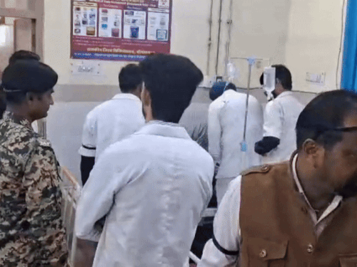 घटना के बाद बीएसएफ के तमाम अधिकारी हॉस्पिटल में पहुंचे हुए हैं।