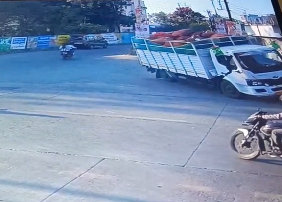 टर्न लेते समय तेज रफ्तार व ओवरलोड होने के कारण इस तरह बिगड़ा बैलेंस।