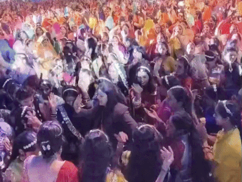 15 हजार महिलाओं ने किया घूमर।